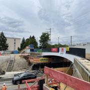 Rechts im Bild die Stellschalung, die die Doka-Formkästen stabilisiert. Gut erkennbar auch der offene Stahlbau mit seinen Kammern und der Bewehrung für den Verbund mit dem Ortbeton. Copyright: Doka