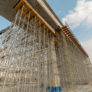 The Doha Metro will be one of the most advanced rail transit systems in the world, with four lines (Red, Green, Gold and Blue) covering a total of 300 kilometres and serving 100 stations. The Green Line will comprise 124 kilometres of tracks, divided into 66 kilometres of at-grade sections, 25 kilometres underground and 33 kilometres of elevated lines. A whole range of Doka formwork systems was used, especially for the stations, tunnels and viaducts. These included the load-bearing towers Staxo 100 and Staxo 40 and the heavy-duty supporting system SL-1. Copyright: Doka