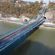 Bei den luftigen Arbeiten an den Tragseilen der neuen Donaubrücke in Linz sorgt eine Hängegerüstkonstruktion mit Ringlock für die notwendige Sicherheit. Copyright: Doka